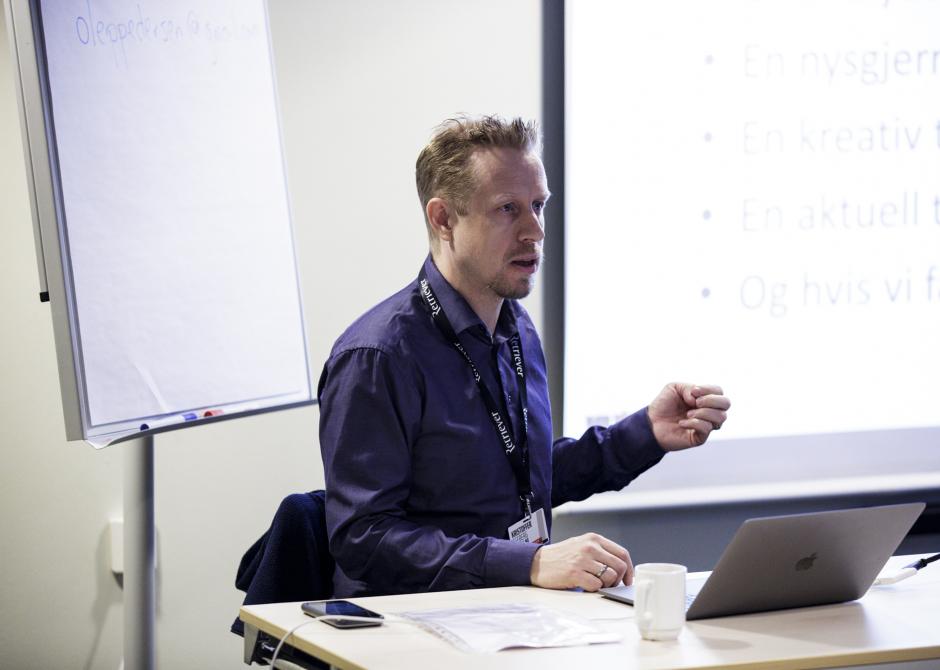 Kristoffer Egeberg, journalist og redaktør for nettstedet Faktisk.no viser Skup-deltakerne hvordan de kan grave i hverdagen. 