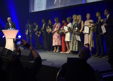 Alle diplomvinnerne på scenen i Oseberg