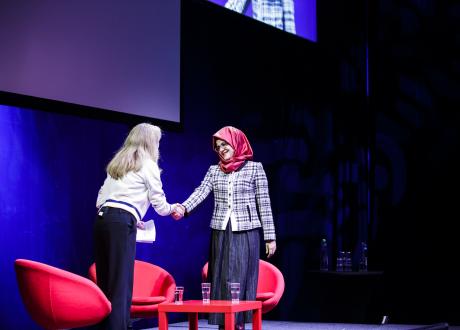 PÅ SKUP: Hatice Cengiz, forloveden til den drepte journalisten Jamal Kashoggis, i samtale med NRK Uriks-programleder Hege Moe Eriksen.