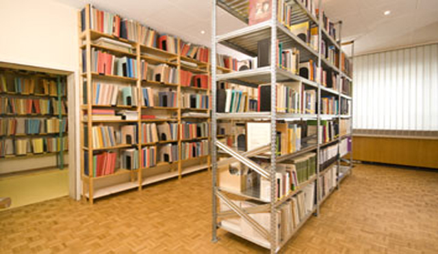 http://commons.wikimedia.org/wiki/File:Archiv-Bild2.jpg