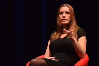 Solberg fortalte engasjert om sin måte å dekke krig og konflikt på. Foto: Marius Nyheim Kristoffersen